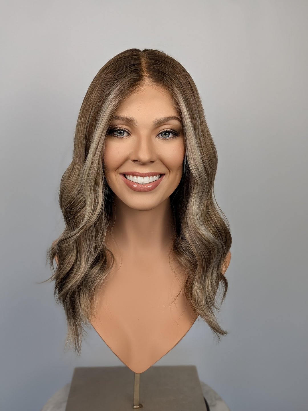 18" Lux Lace Wig - Sandy Oak Blonde (M)